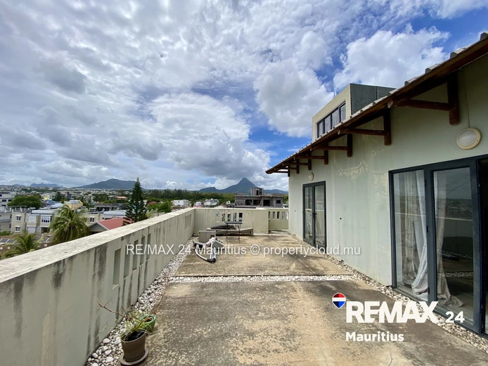 Penthouse with Sea Views and Direct Beach Access in Flic en Flac