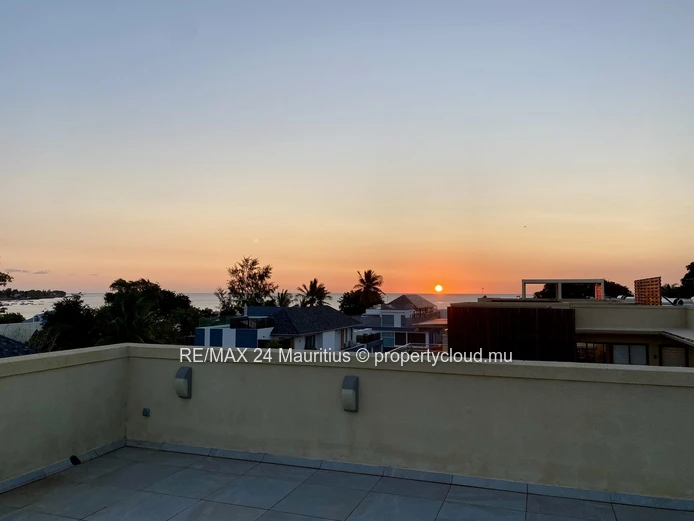 Stunning Penthouse with Breathtaking Sea Views and Direct Beach Access to Tamarin Bay