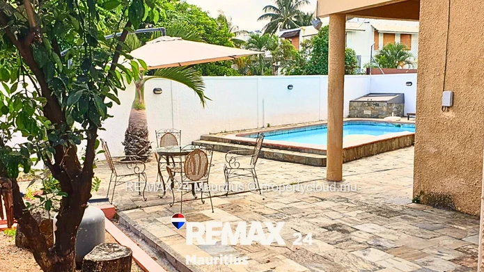 Villa meublée à Flic en Flac – Rs 15M négociable. 3 chambres dont 2 en suite + mezzanine en suite, p