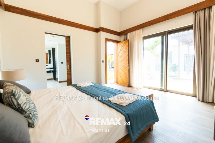 Superb contemporary 3-bedroom villa with private pool, landscaped garden and high ceilings.