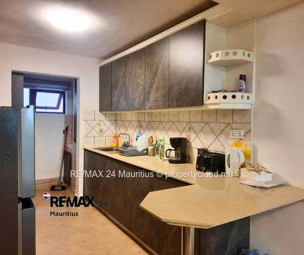 Ground floor apartment, walk to Mont Choisy Beach and hotels