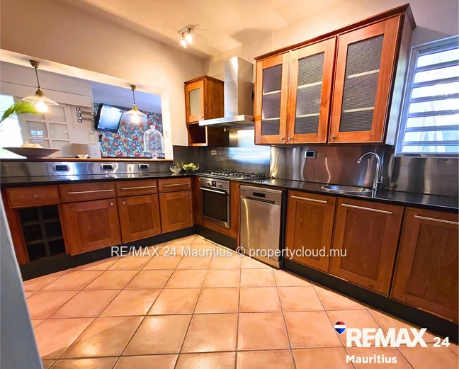 Villa coloniale de prestige à Pointe aux canonniers - 5 chambre, jardin 2 400 m², à 100 m de la mer