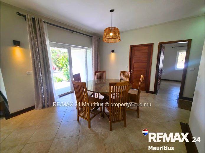 Villa moderne sur 3 niveaux, 4 chambres dont 1 en suite, 3 salles de bains, séjour lumineux,