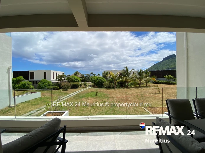 Luxury 2-Bed Apartment with Private Garden in Beachfront Residence