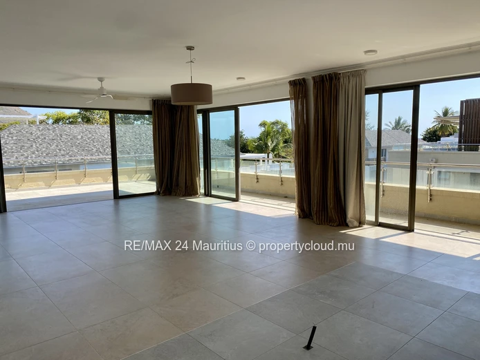 Stunning Penthouse with Breathtaking Sea Views and Direct Beach Access to Tamarin Bay