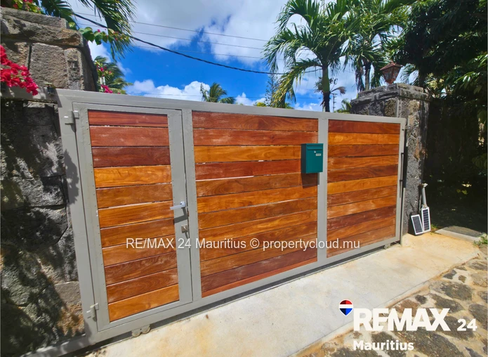 Villa moderne sur 3 niveaux, 4 chambres dont 1 en suite, 3 salles de bains, séjour lumineux,