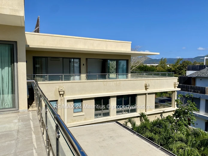 Stunning Penthouse with Breathtaking Sea Views and Direct Beach Access to Tamarin Bay