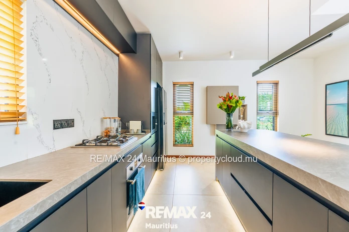Contemporary 3-Bedroom En-Suite Villas – Secure Residence Steps from the Beach