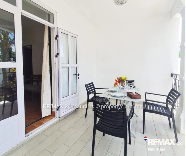All ground floor apartment (simplex) within walking distance to the public beach