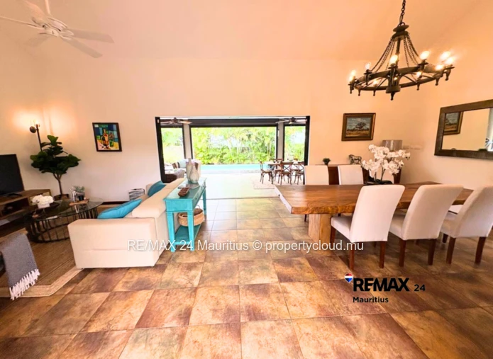 All ground floor family house in a Prestigious Estate.