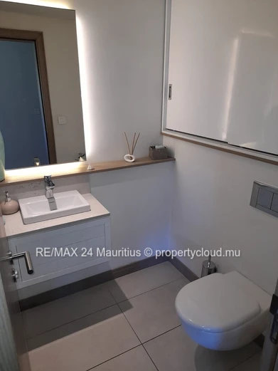 Exquisite 2-Bedroom Apartment with Golf Course Views