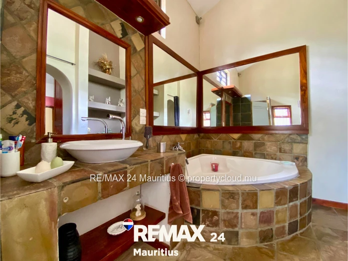 Elegant 5-Bedroom Villa with Pool, Dual Access & Mountain View – Petite Rivière Noire