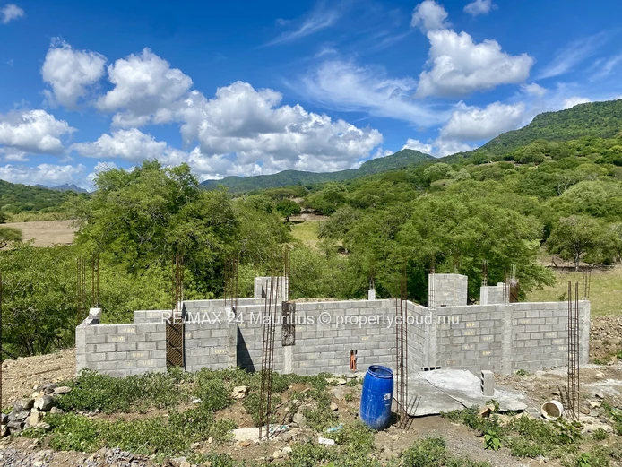 Luxury Villas in Gated Sanctuary between Mountains and the Ocean
