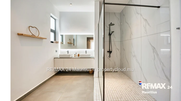 Modern Grand Baie Apartment with Expansive Terrace and Pool Access