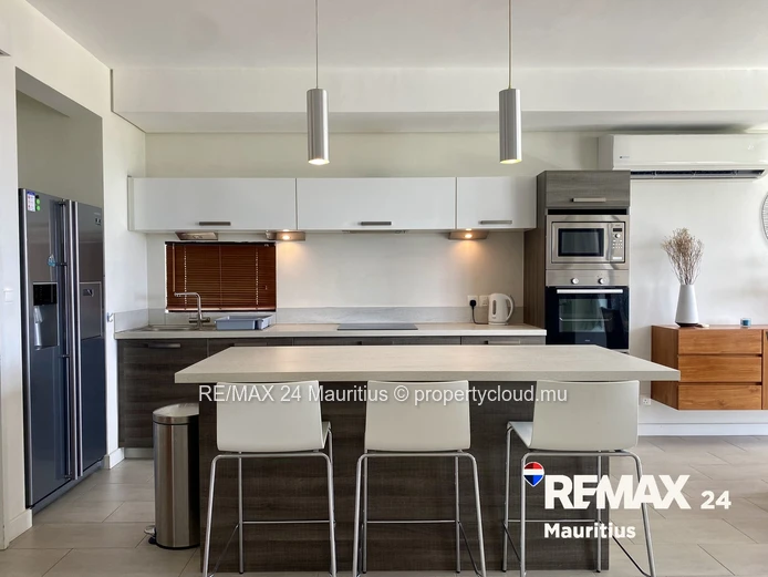 Elegant Townhouse with Sea & Mountain Views in Tamarin