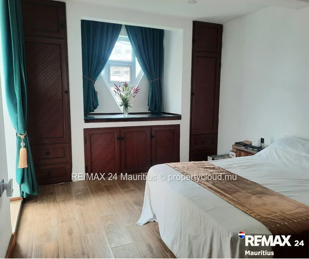 Freshly renovated duplex apartment with common pool, walk to the Public Beach