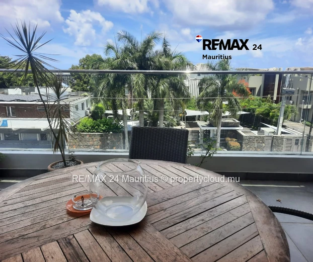 Secured 2nd floor apartment with lift, walk to the Beach!