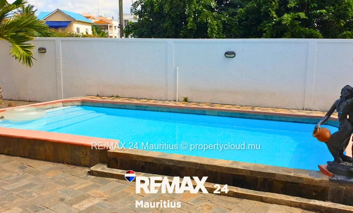 Villa meublée à Flic en Flac – Rs 15M négociable. 3 chambres dont 2 en suite + mezzanine en suite, p