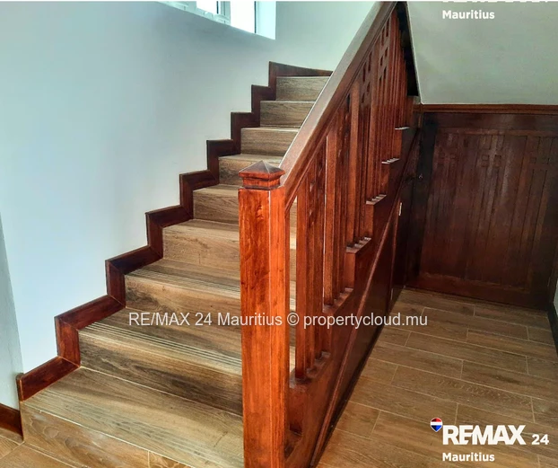 Freshly renovated duplex apartment with common pool, walk to the Public Beach