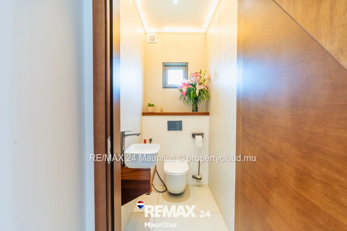 Contemporary 3-Bedroom En-Suite Villas – Secure Residence Steps from the Beach