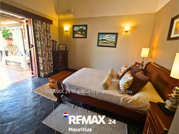 Elegant 5-Bedroom Villa with Pool, Dual Access & Mountain View – Petite Rivière Noire