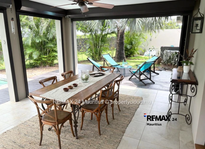 All ground floor family house in a Prestigious Estate.