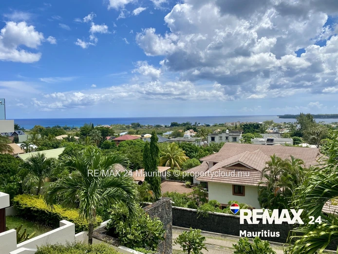 Elegant Townhouse with Sea & Mountain Views in Tamarin