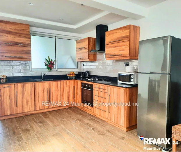 Freshly renovated duplex apartment with common pool, walk to the Public Beach