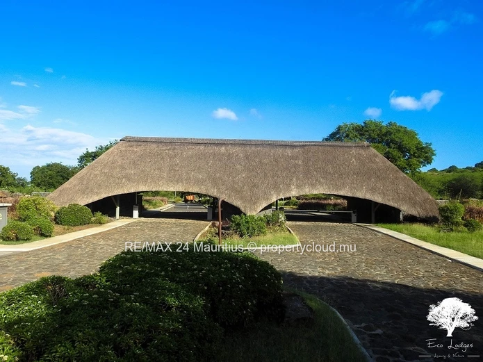 Luxury Villas in Gated Sanctuary between Mountains and the Ocean