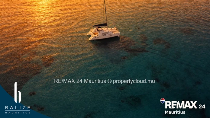 3 Bedroom Penthouse Secure Island Living: Your Coastal Retreat in Bain Boeuf, Mauritius: Private roo