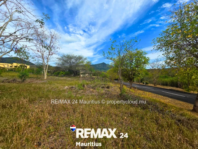 Exclusive Residential Plots with Mountain Views – Rivière Noire