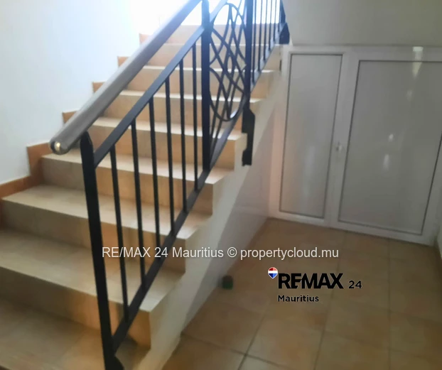 Ground floor apartment, walk to Mont Choisy Beach and hotels