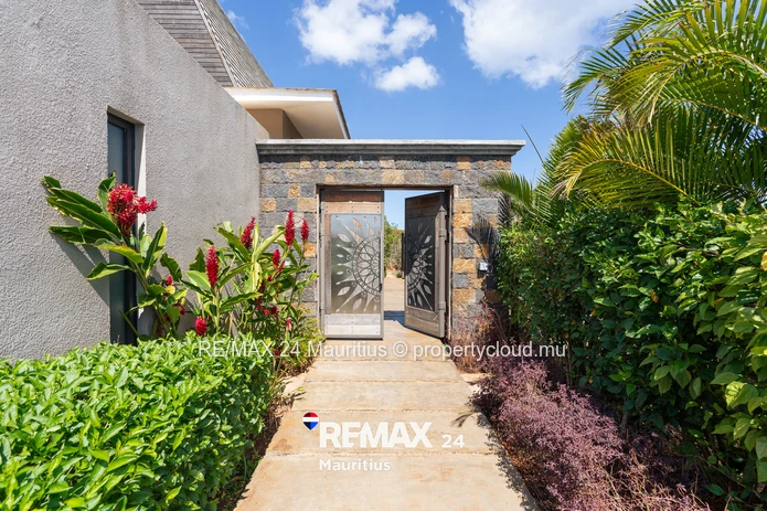 Superb contemporary 3-bedroom villa with private pool, landscaped garden and high ceilings.