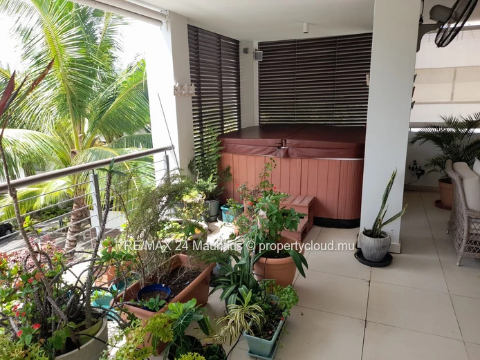 Stunning 3-Bedroom Residence with Private Pool, Jacuzzi, and Direct Beach