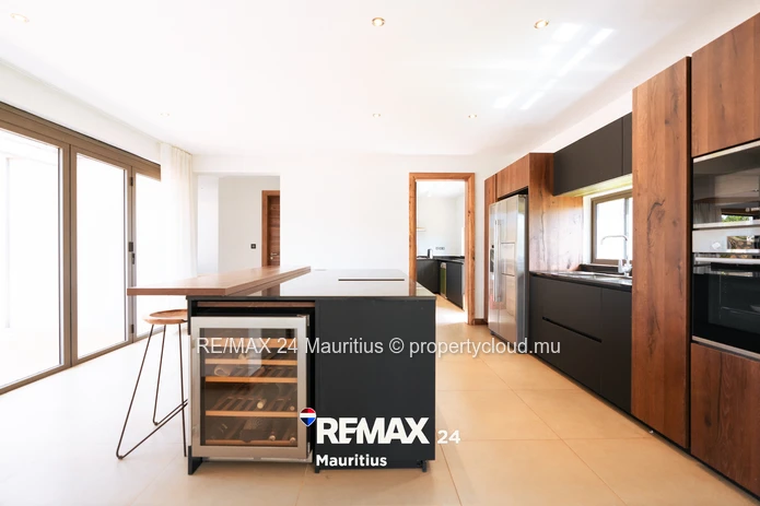 Superb contemporary 3-bedroom villa with private pool, landscaped garden and high ceilings.