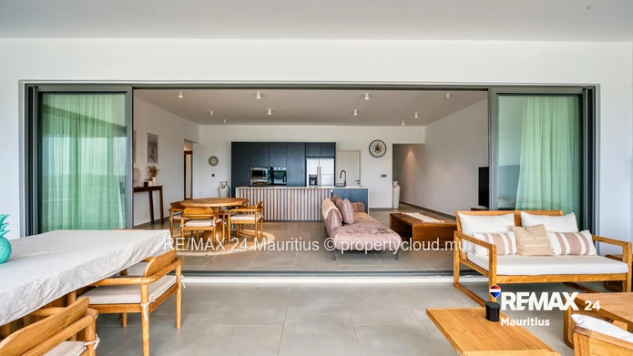 Modern Grand Baie Apartment with Expansive Terrace and Pool Access