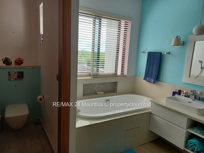 Luxurious 3-Bedroom Apartment in Royal Park, Balaclava