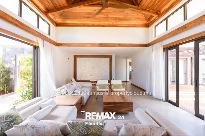 Superb contemporary 3-bedroom villa with private pool, landscaped garden and high ceilings.