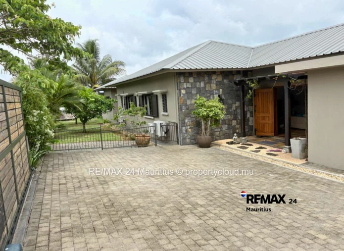 All ground floor family house in a Prestigious Estate.