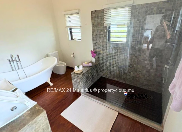 All ground floor family house in a Prestigious Estate.