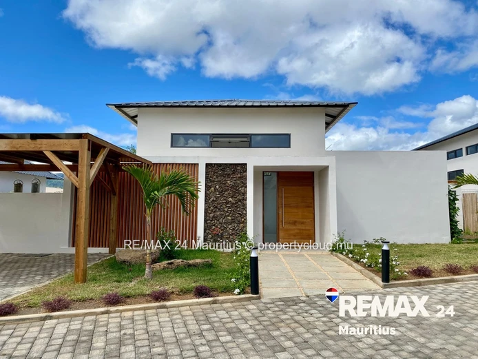 Bright Single-Storey Villa with Pool & Garden in Tamarin