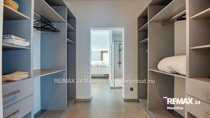 Modern Grand Baie Apartment with Expansive Terrace and Pool Access