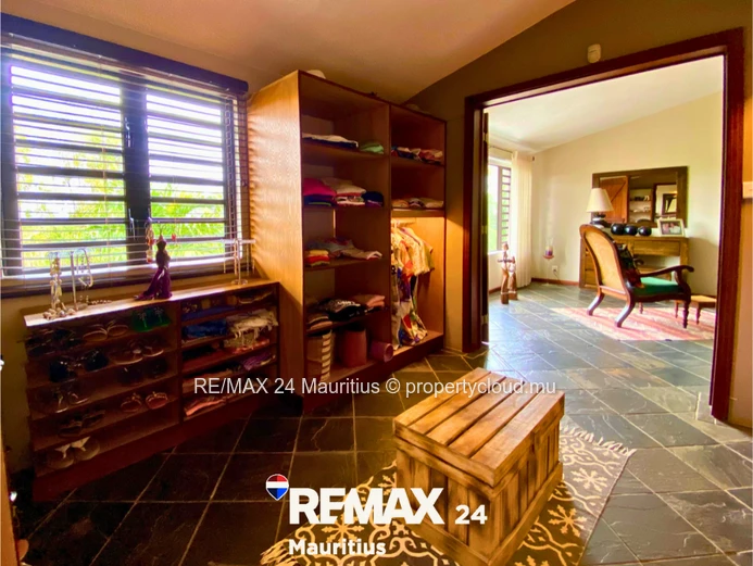 Elegant 5-Bedroom Villa with Pool, Dual Access & Mountain View – Petite Rivière Noire