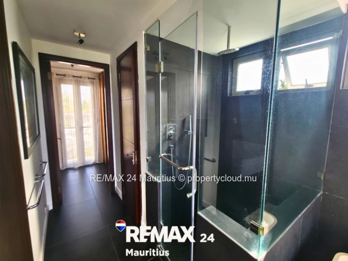Prestigieuse villa de 300 m², 3 chambre à Pointe aux Canonniers | Piscine & Accès Plage Privé