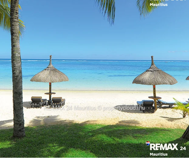 All ground floor apartment (simplex) within walking distance to the public beach
