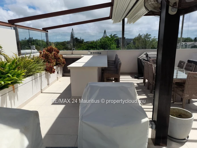 Stunning 3-Bedroom Residence with Private Pool, Jacuzzi, and Direct Beach