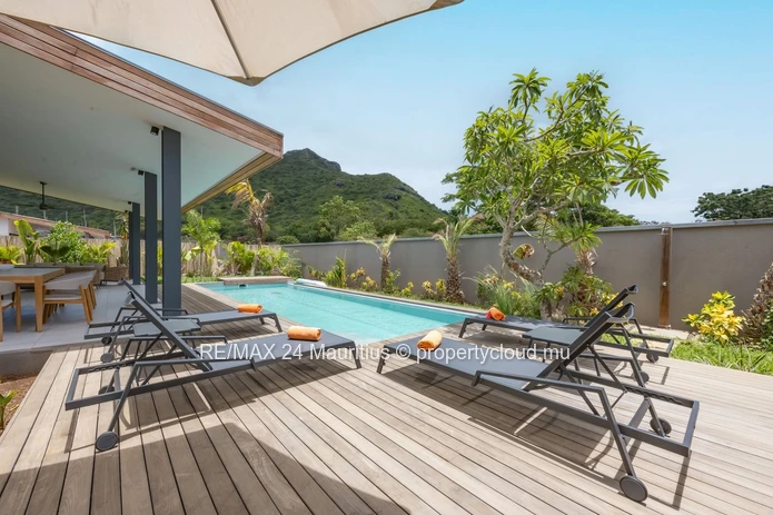Discover Resort-Style Luxury: Exquisite 3-Bedroom Villa with Stunning Mountain Views in Tamarin