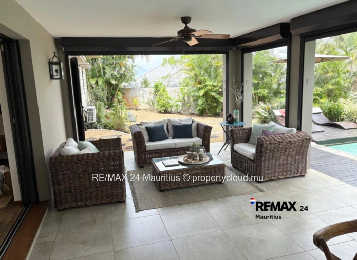 All ground floor family house in a Prestigious Estate.