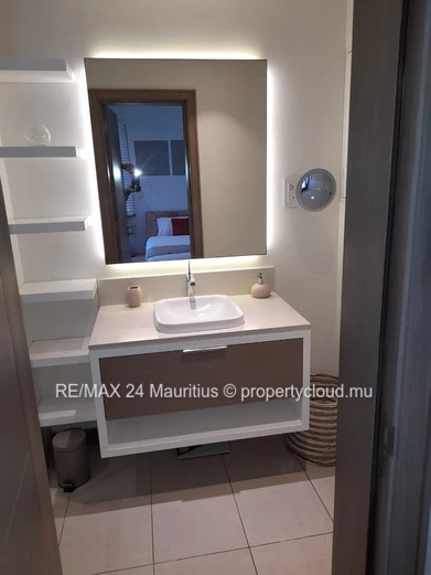 Exquisite 2-Bedroom Apartment with Golf Course Views