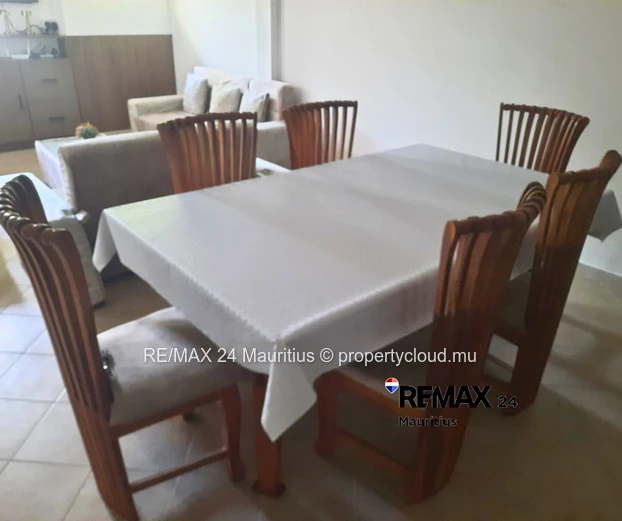 Ground floor apartment, walk to Mont Choisy Beach and hotels